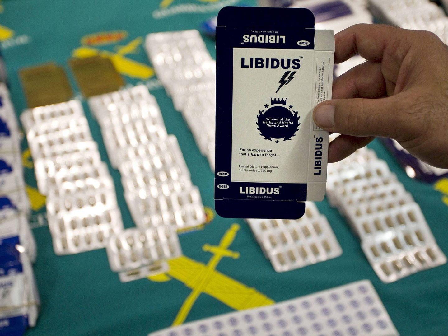 Parte de las cerca de 4.000 cápsulas de los productos 'Libidus', Maxidus' y 'LFW', intervenidos por la Guardia Civil en Málaga. (Efe/Daniel Pérez)