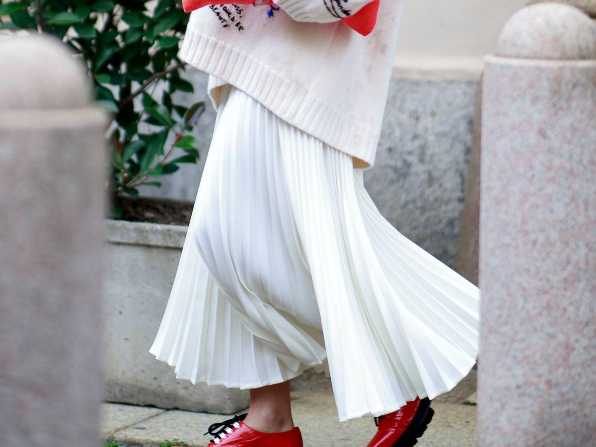 Foto: Una falda larga y plisada avistada en Milán. (Imaxtree)
