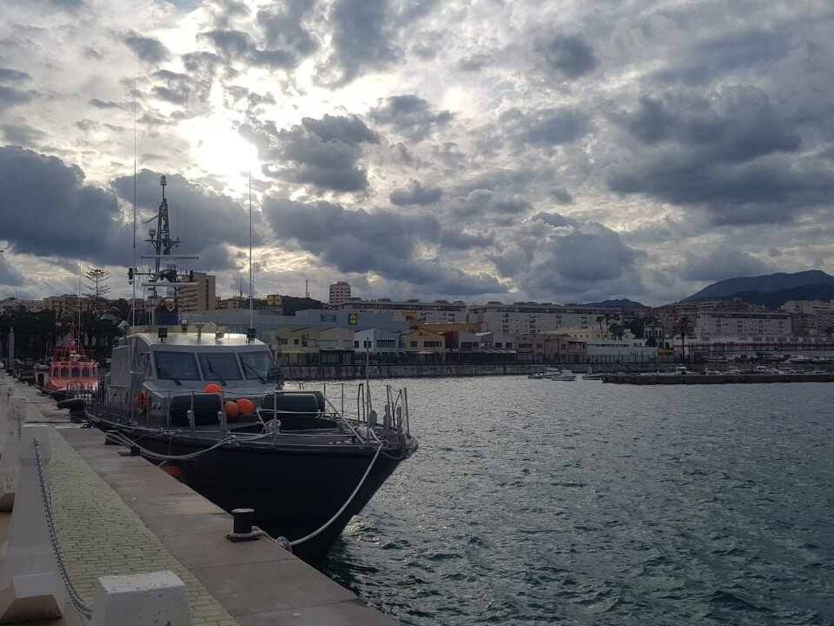 Foto: Patrullero de la Armada Isla León, que vigila las operaciones de trasvase de petróleo ruso a las puertas de Ceuta. (Cedida)
