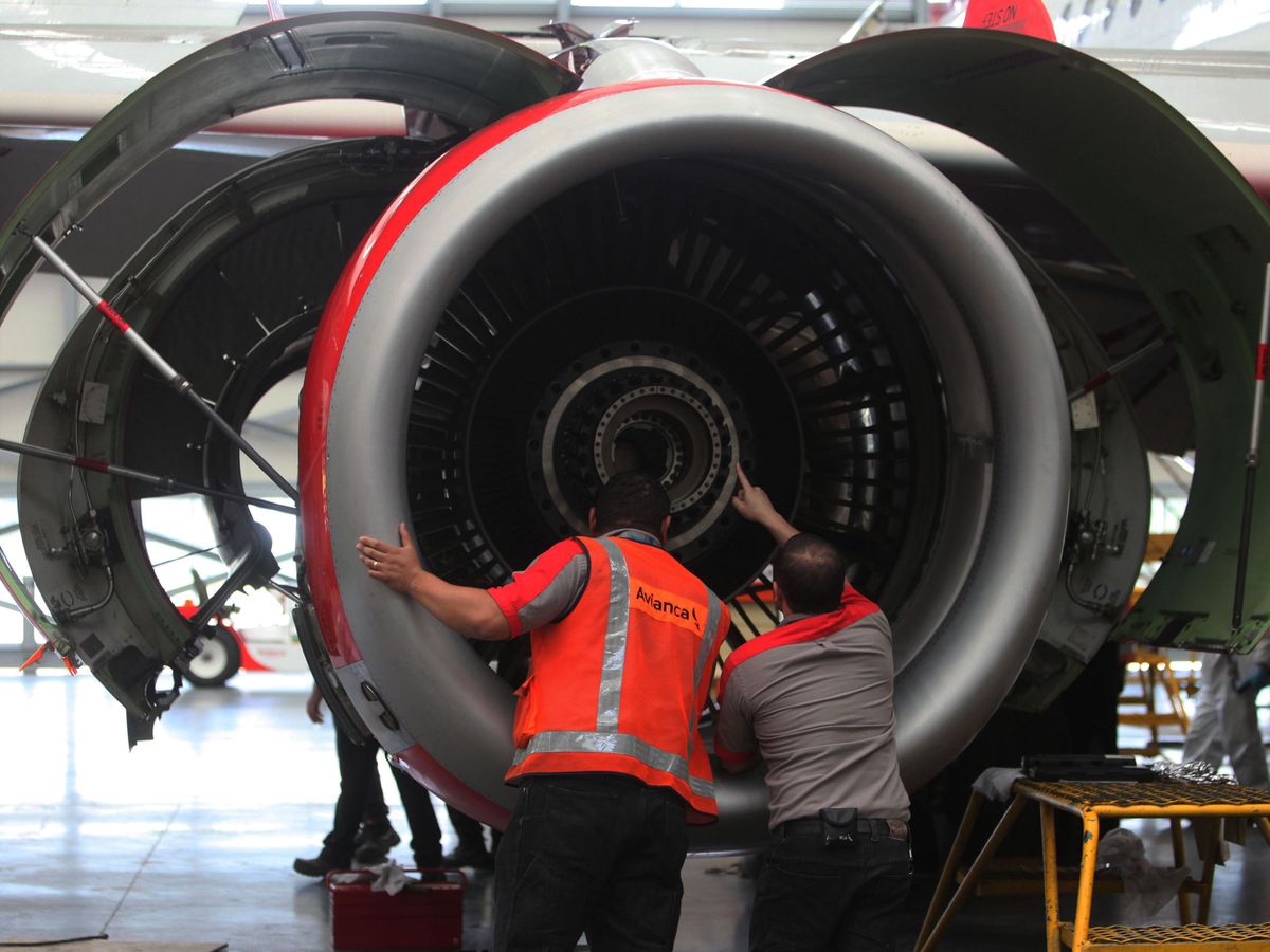 Foto: Revisión de un motor de un A319 de Airbus. (EFE)