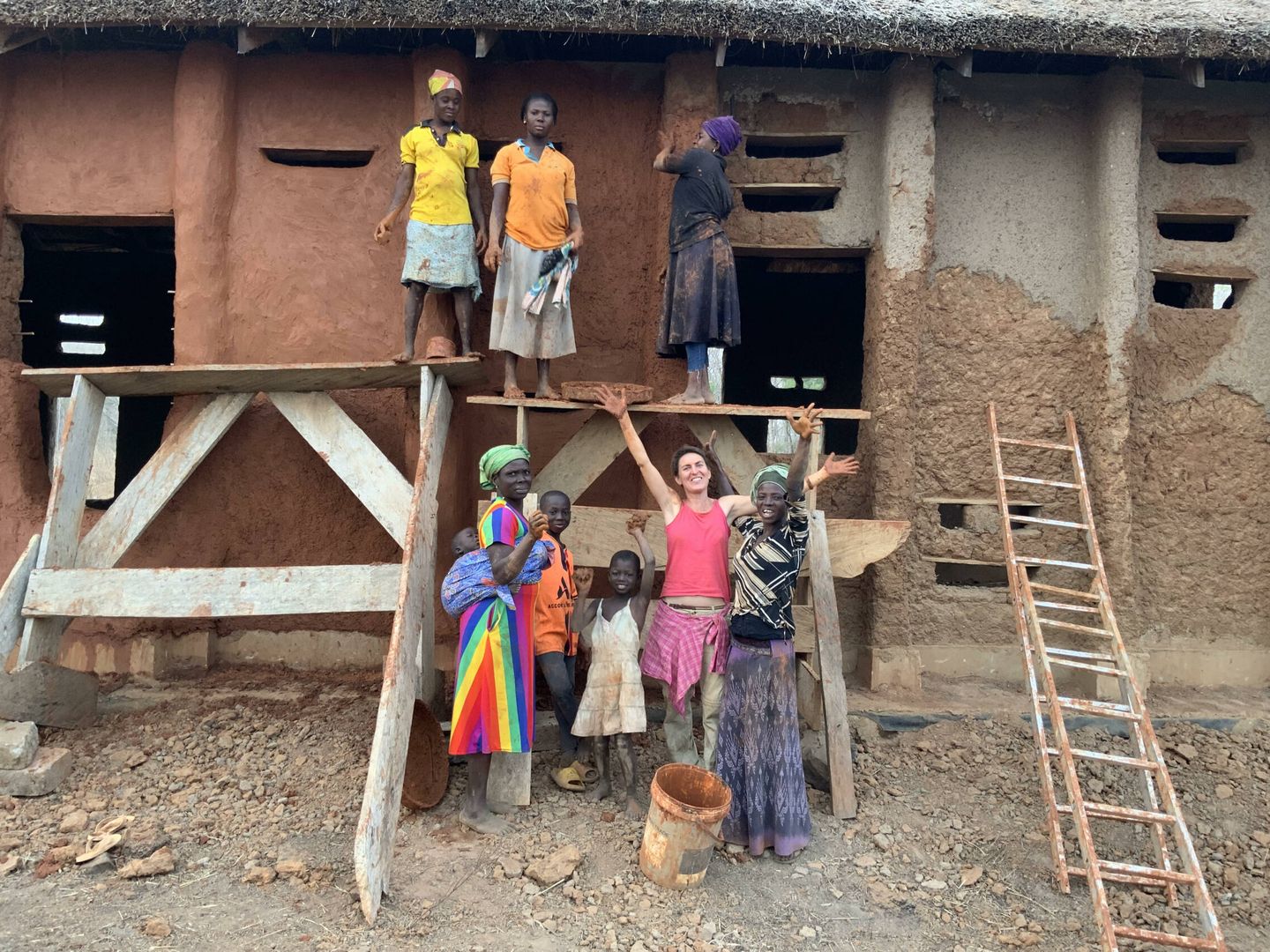 Heringer, con sus trabajadores en Tatale (Ghana). (Alizee Cugney)
