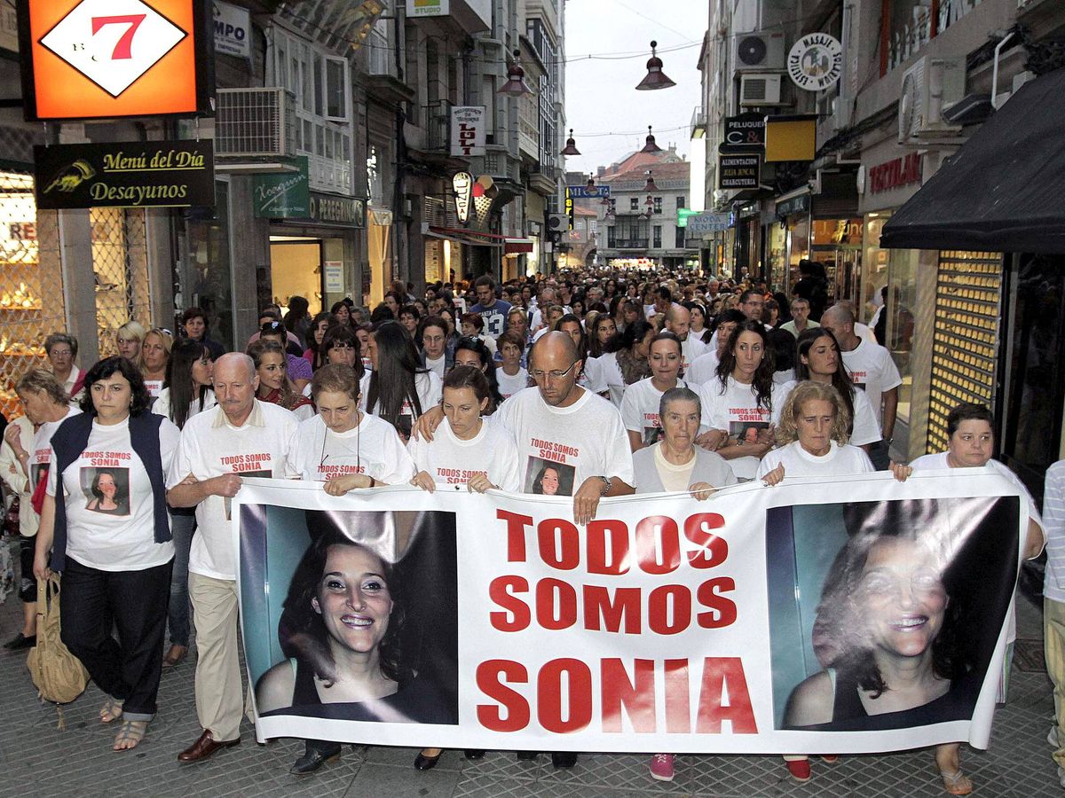 Foto: Vecinos del Campo da Torre, donde residia Sonia, durante una marcha como protesta. Foto: Efe