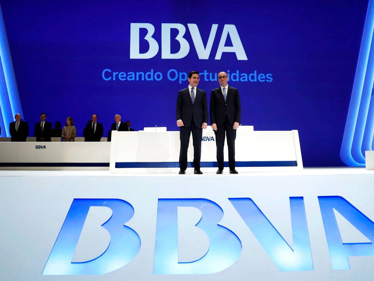 Foto: Carlos Torres (i) y Onur Genç (d), presidente y CEO de BBVA. (EFE)