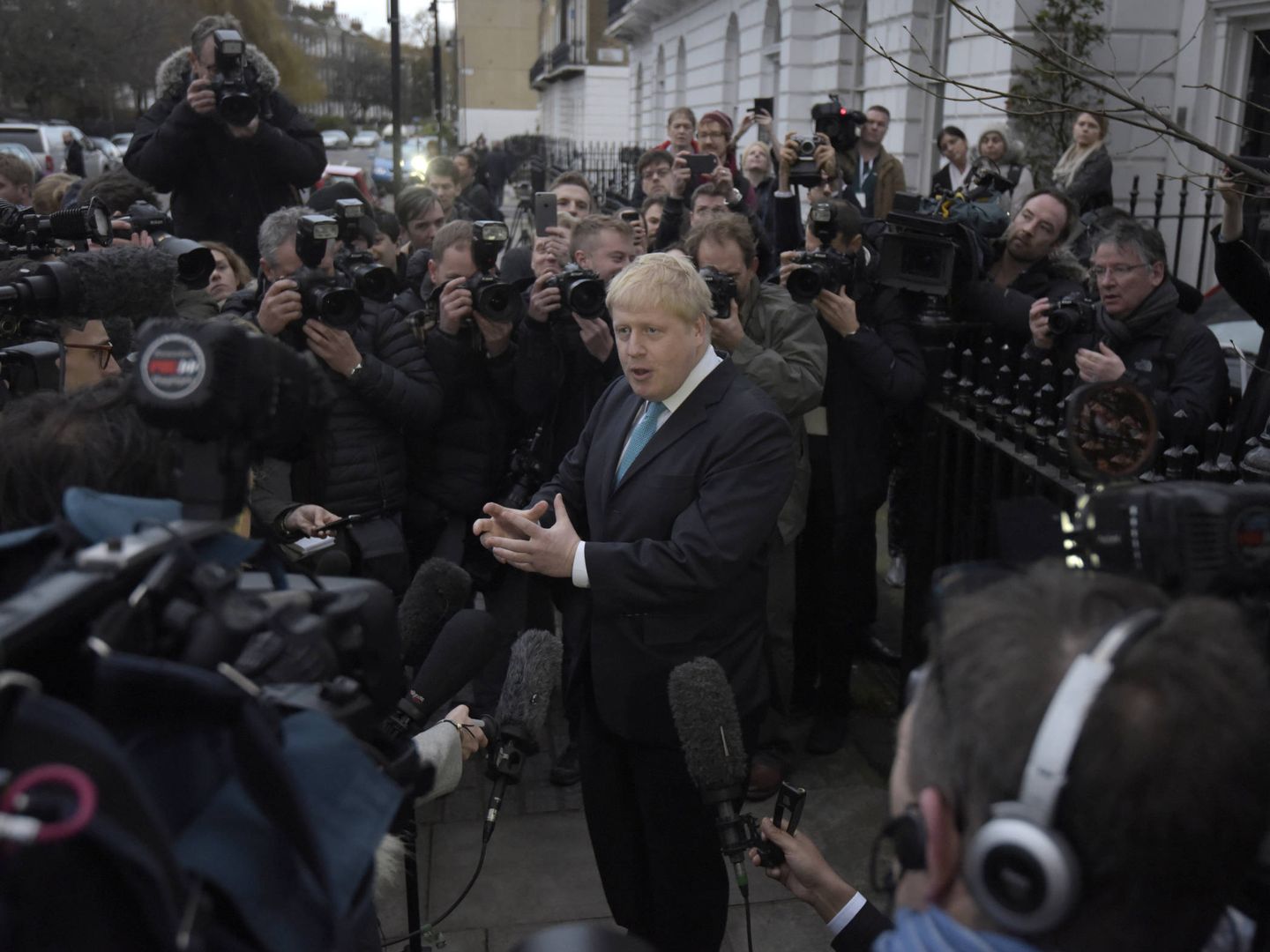 El ministro de Exteriores Boris Johnson ante los medios durante la campaña del referéndum del Brexit, el 21 de febrero de 2016. (Reuters) 