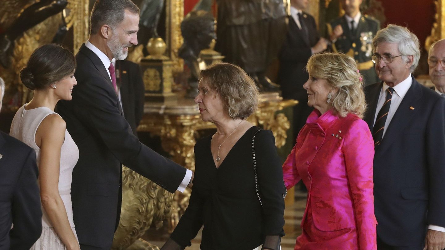 Los Reyes saludan a la expresidenta de la Comunidad de Madrid, Esperanza Aguirre (2d), junto a su marido Fernando Ramírez de Haro (d). (EFE)