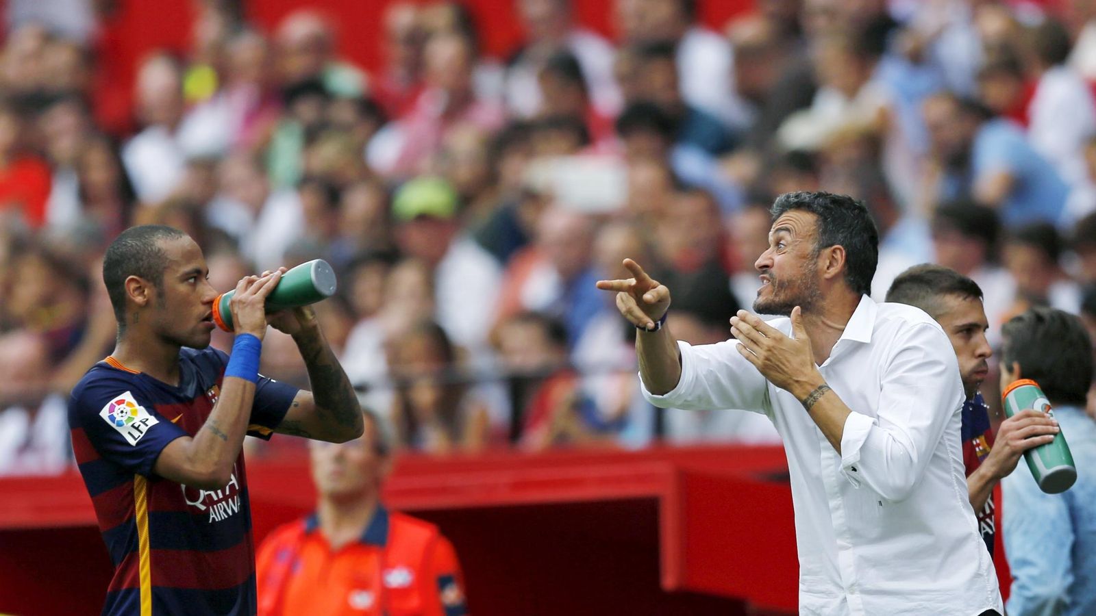 Foto: Luis Enrique da instrucciones a Neymar durante un partido (Reuters).
