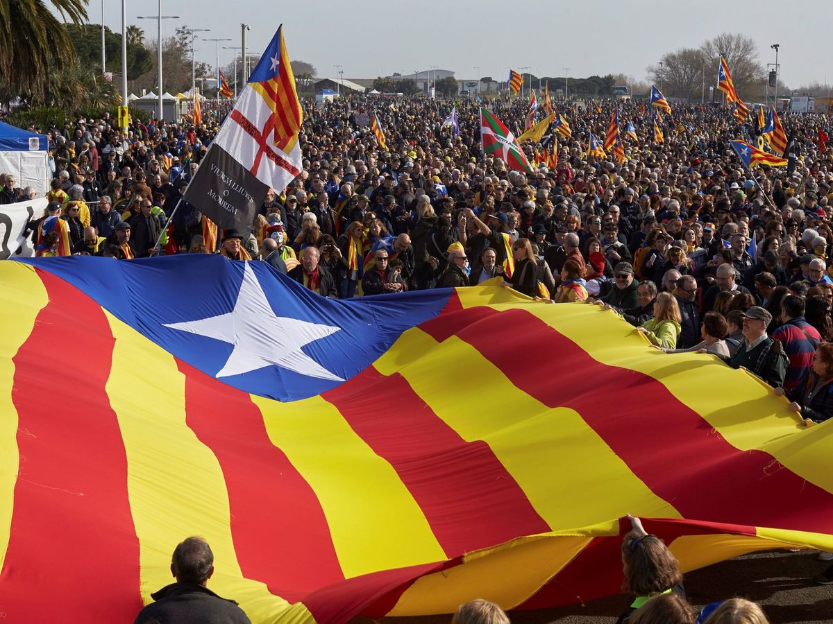 Foto: Miles de personas asistieron a un acto de Carles Puigdemont en Perpiñán en 2020. (EFE/David Borrat)