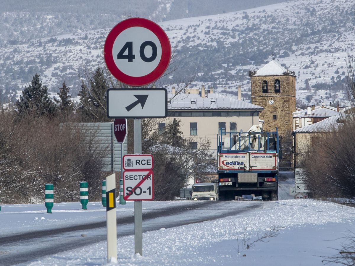 Foto: Vista de la localidad de Almarza, Soria, cubierta de nieve. (EFE/Wilfredo García)