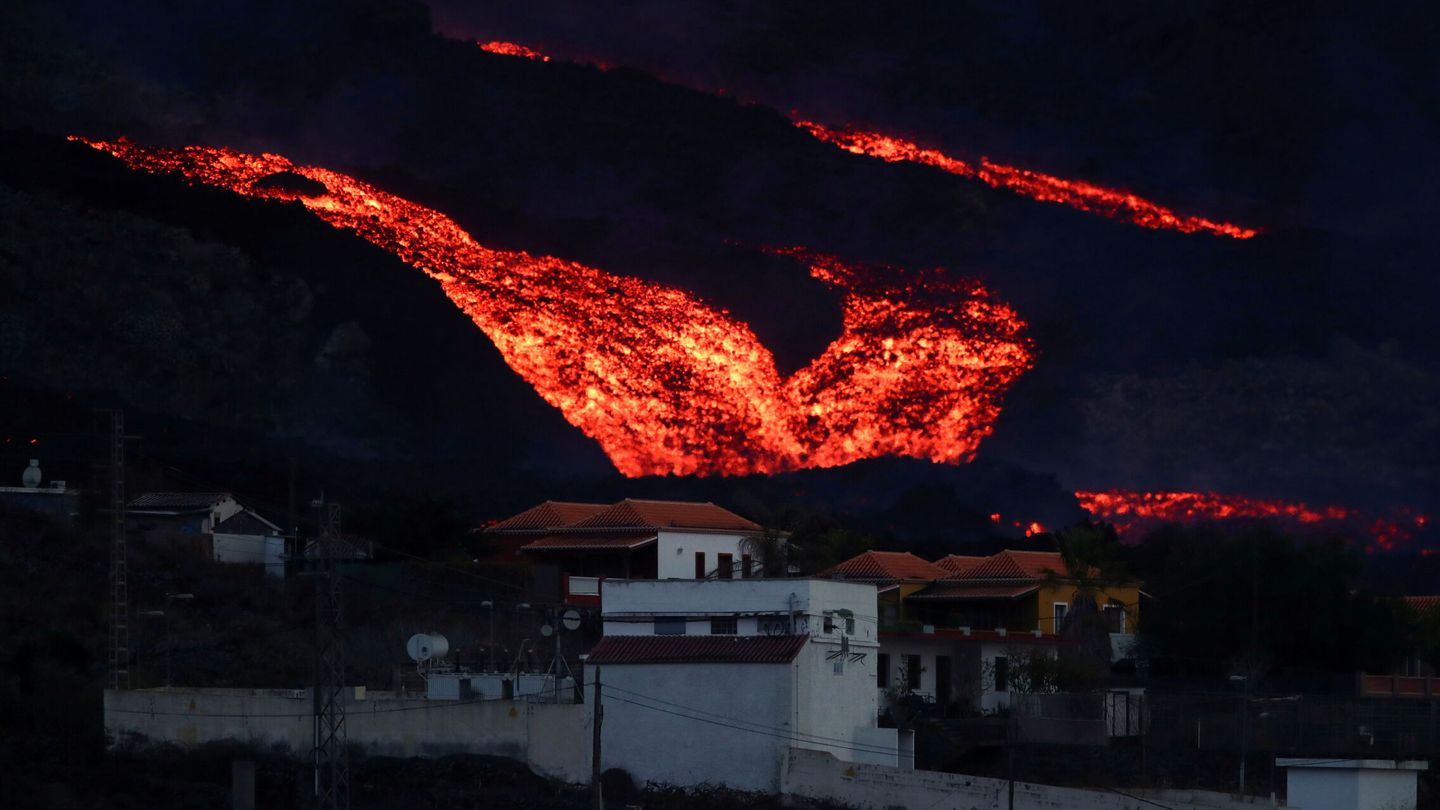 El volcán de Cumbre Vieja, en La Palma, durante esta madrugada. (Reuters)