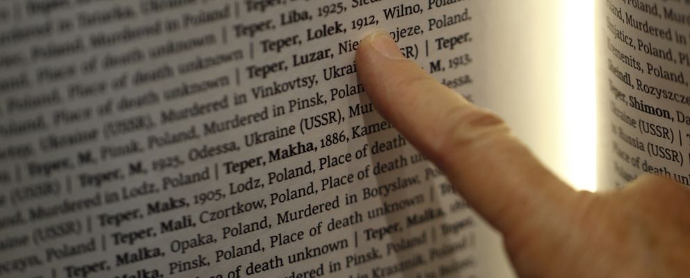El 'Libro de los nombres', en la exposición 'Shoah' en el Auschwitz Museum. (Reuters)