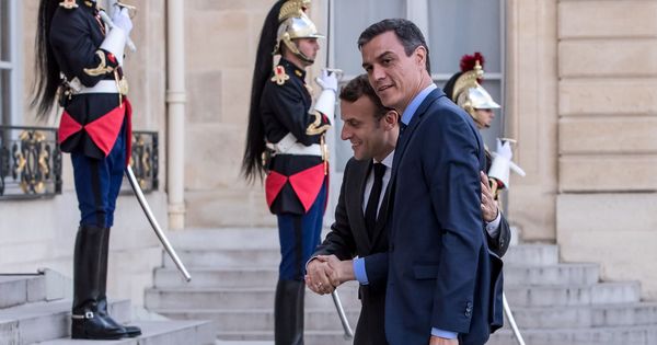 Foto: El presidente francés, Emmanuel Macron, con el presidente del Gobierno español, Pedro Sánchez. (EFE)