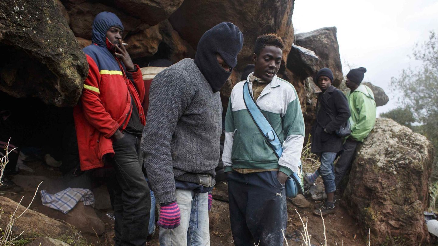 Un grupo de subsaharianos cerca del campamento en el Monte Gurugú (Reuters).