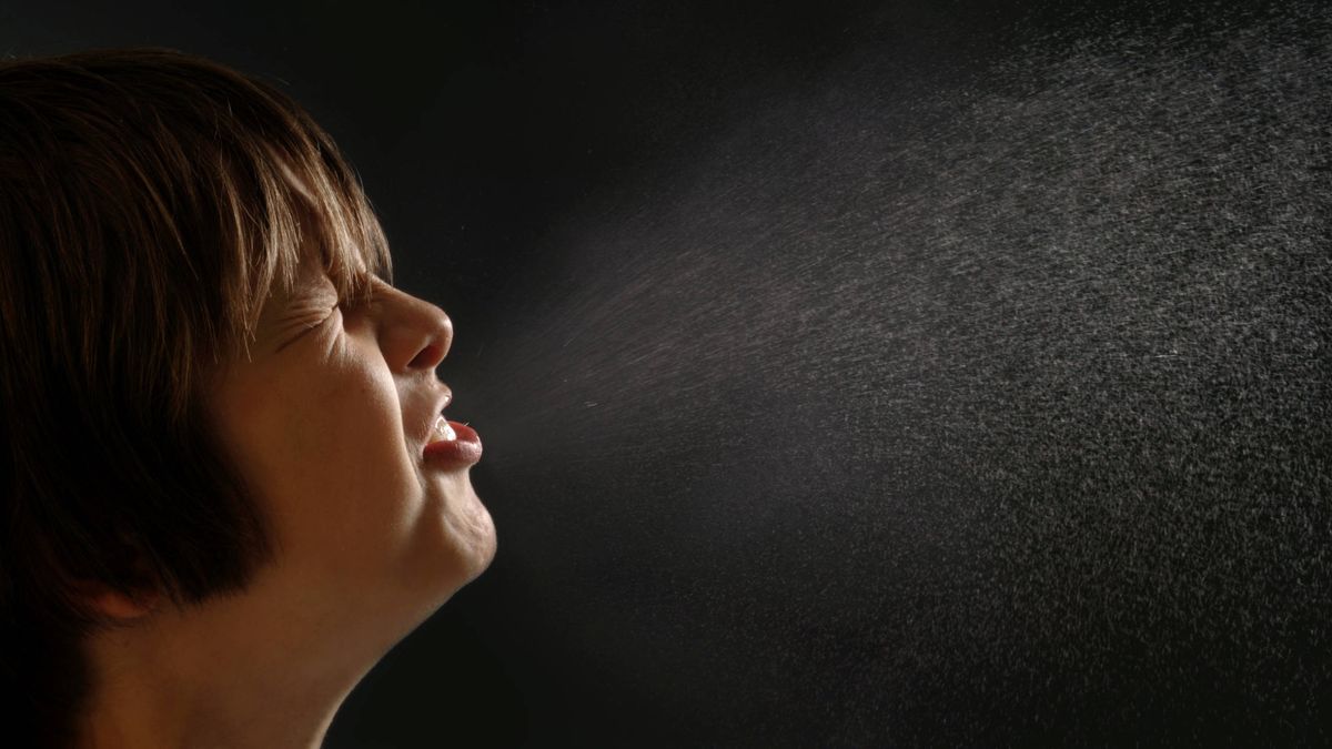 Cuidado cuando estornudas: ¡tus gérmenes pueden viajar a más de 2 metros de distancia!