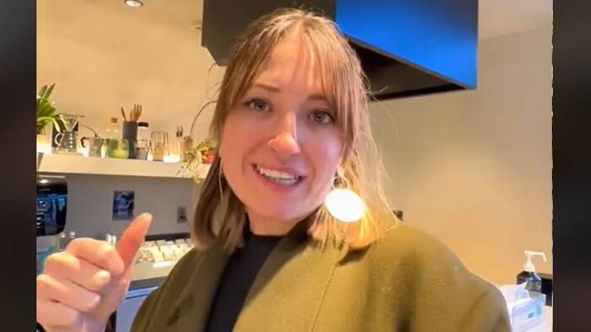 Una española enseña cómo es su hotel cápsula en Japón: "Hemos triunfado"