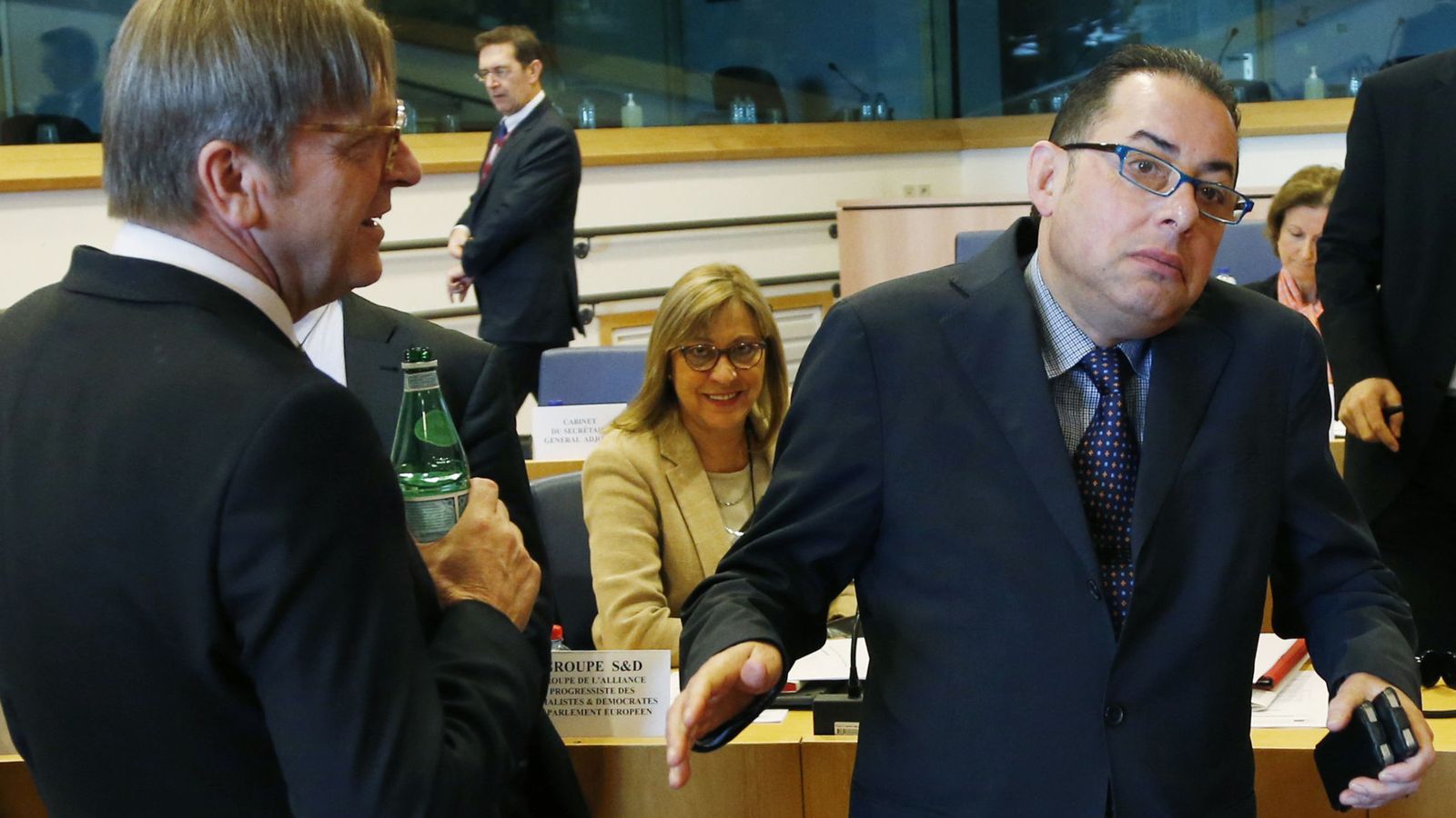 Foto: Gianni Pittella (a la derecha) conversa con Guy Verhofstadt en el Parlamento Europeo, el 16 de febrero de 2016 (Reuters)