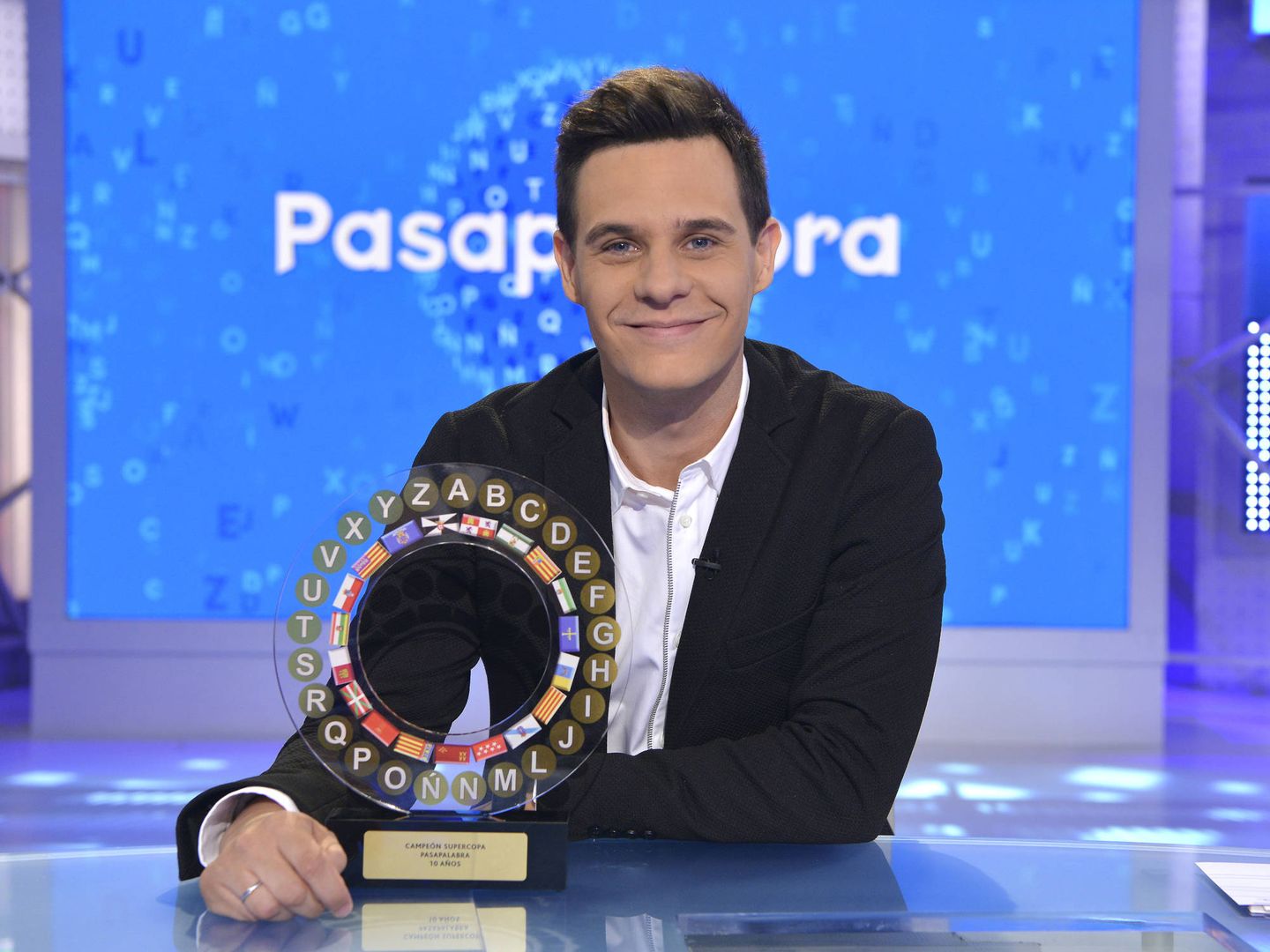 El presentador Christian Gálvez con el trofeo conmemorativo de la 'Supercopa'. (Mediaset)