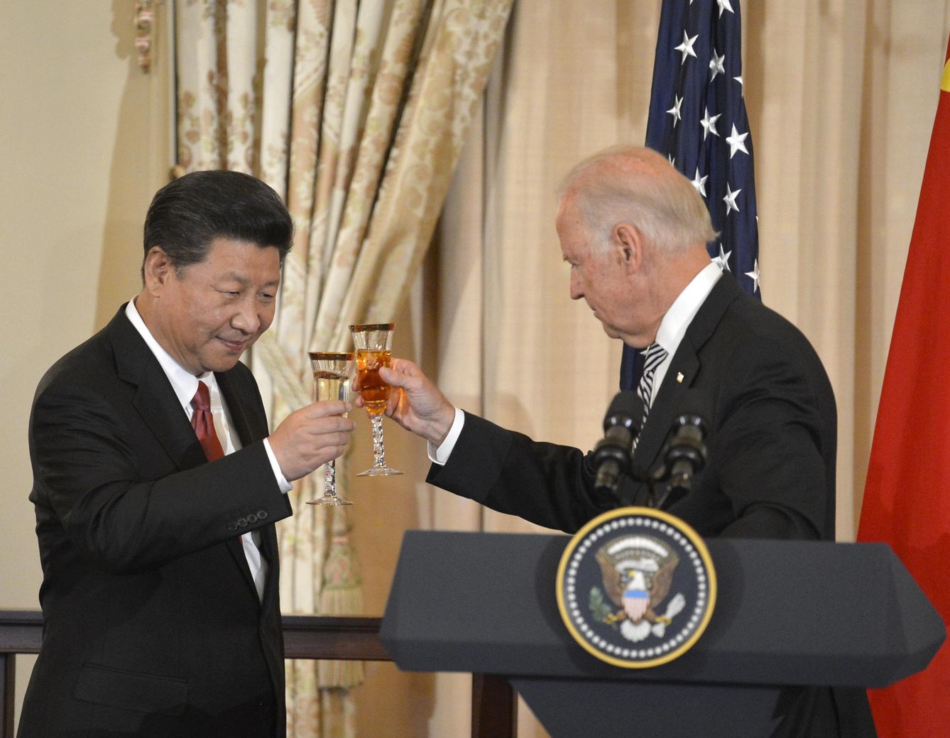 El presidente chino, Xi Jinping, brinda con el entonces vicepresidente, Joe Biden. (Reuters)