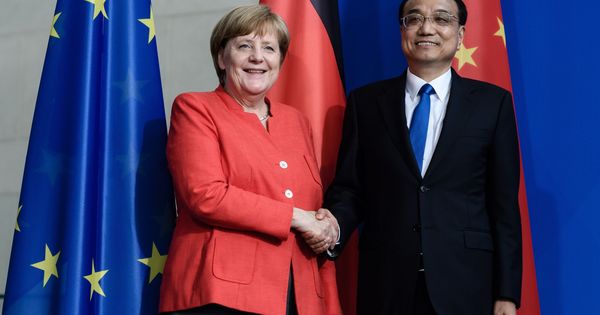 Foto: El primer ministro chino, Li Keqiang (d), estrecha la mano de la canciller alemana, Angela Merkel (i), tras una rueda de prensa conjunta durante el V Foro de Cooperación Económica y Tecnológica germano-chino, en Berlín (Alemania). (EFE)