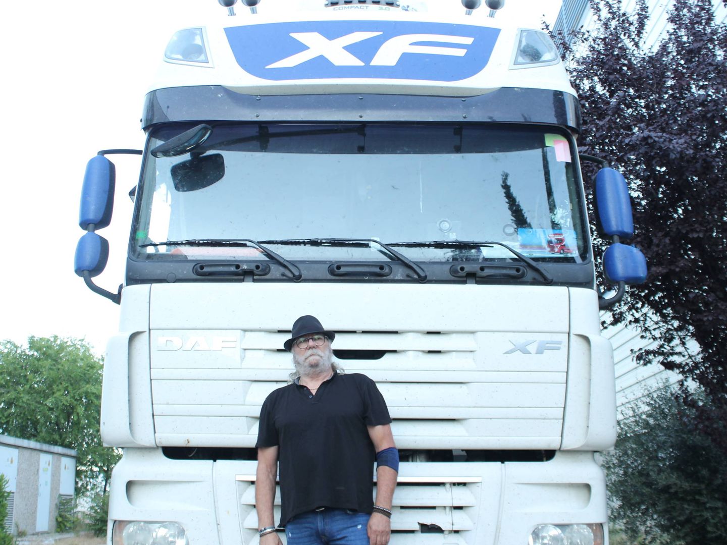 Lorenzo Fuentesaúco posa con su camión durante su descanso. (C. S.)