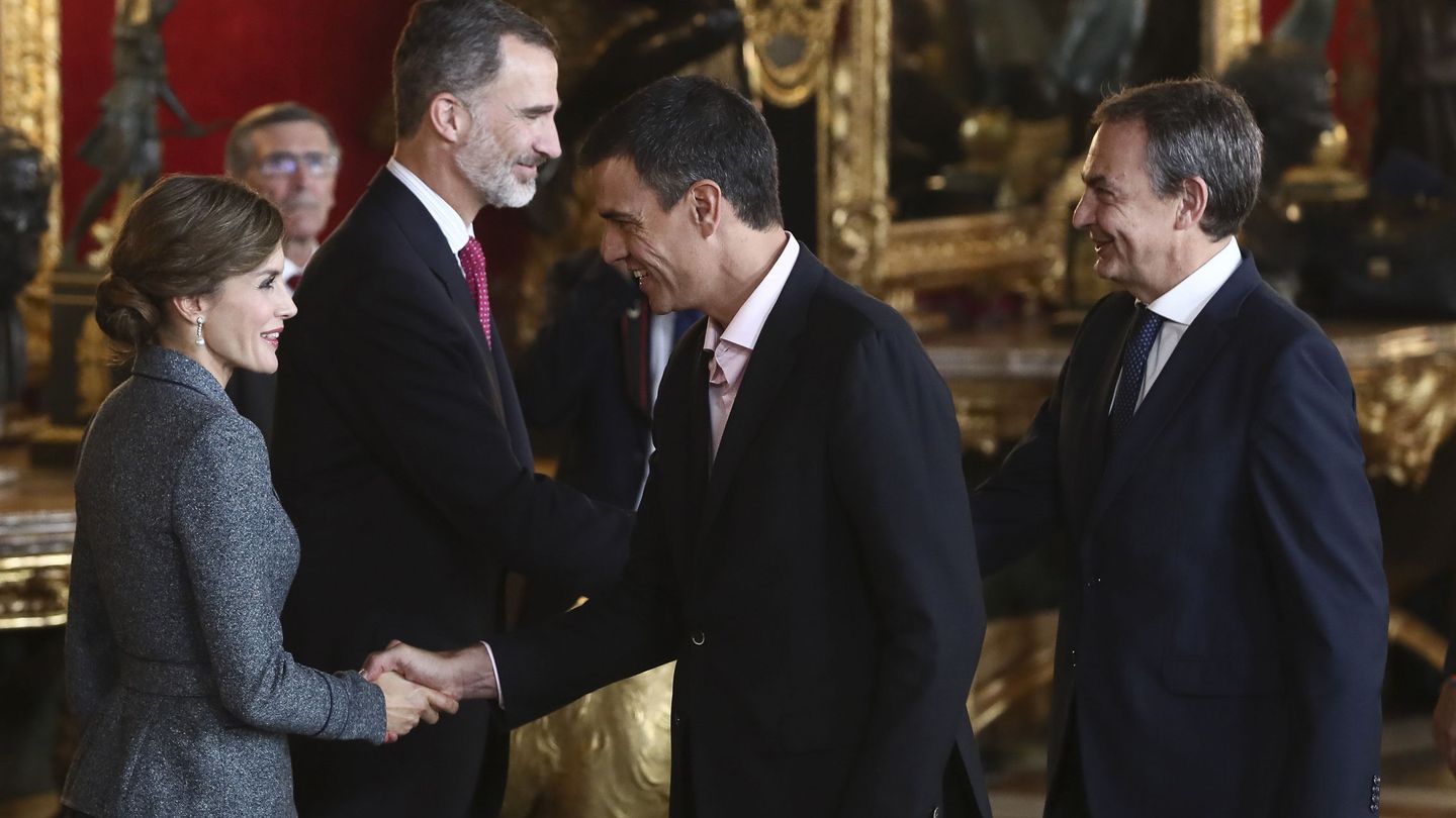 Los Reyes saludan al secretario general del PSOE, Pedro Sánchez (2d), y al expresidente del Gobierno José Luis Rodríguez Zapatero (d). (EFE)