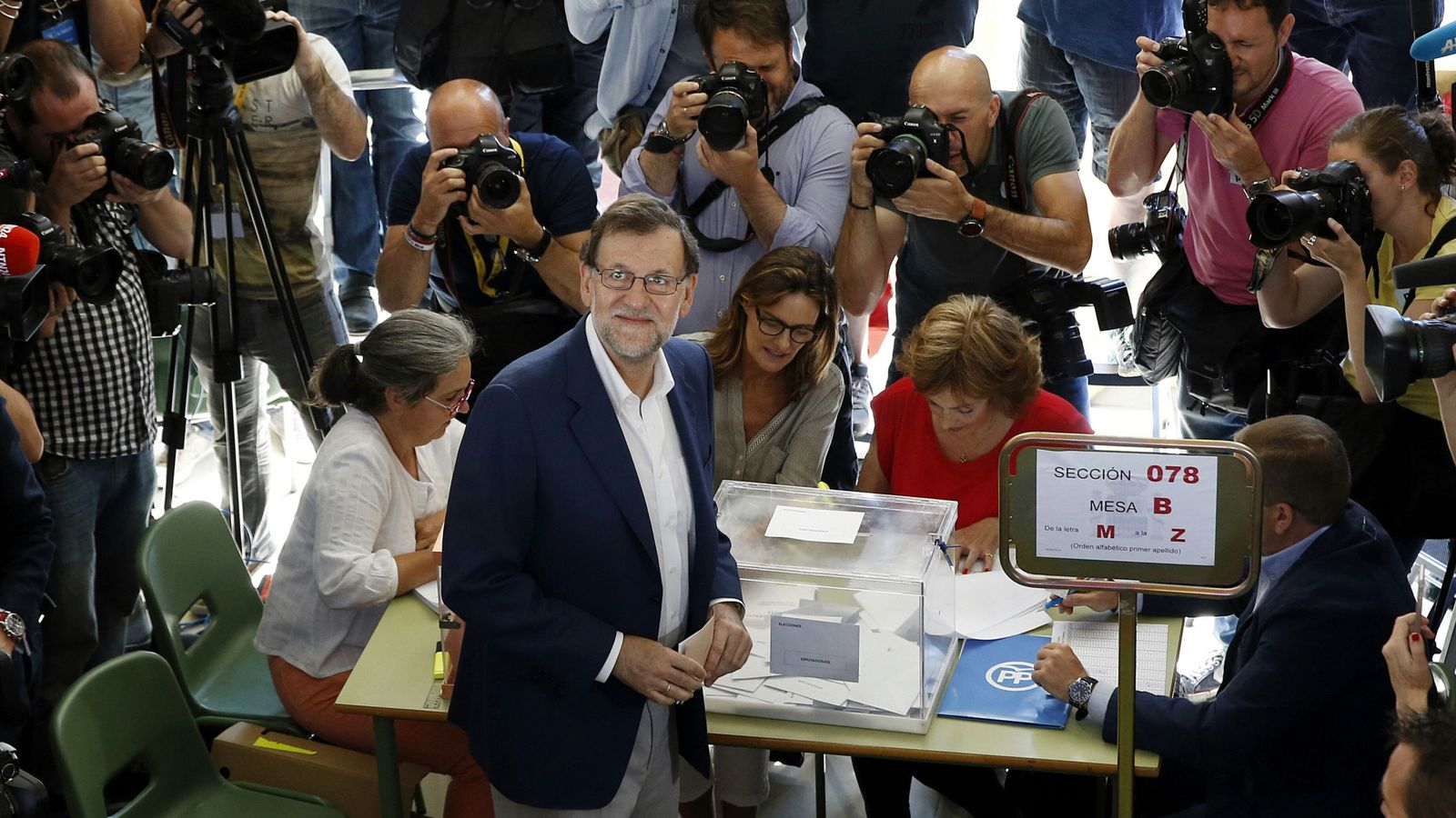 Foto: El presidente en funciones, Mario Rajoy, vota en las últimas elecciones. (Efe)