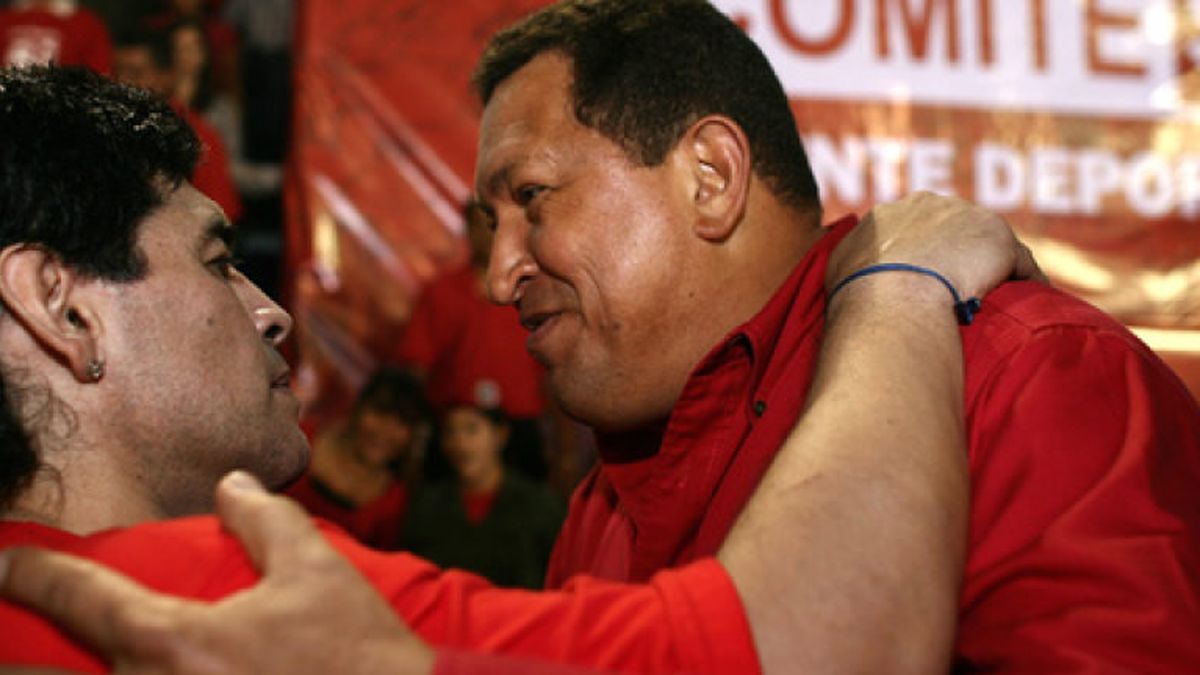 Maradona apoya la reelección indefinida de Hugo Chávez
