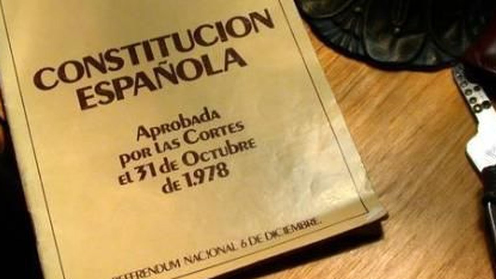 Foto: Un ejemplar de la Constitución española. (EFE)