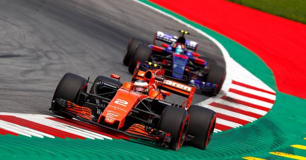 Foto: El McLaren de Vandoorne siendo perseguido por el Toro Rosso de Carlos Sainz. (Imago)