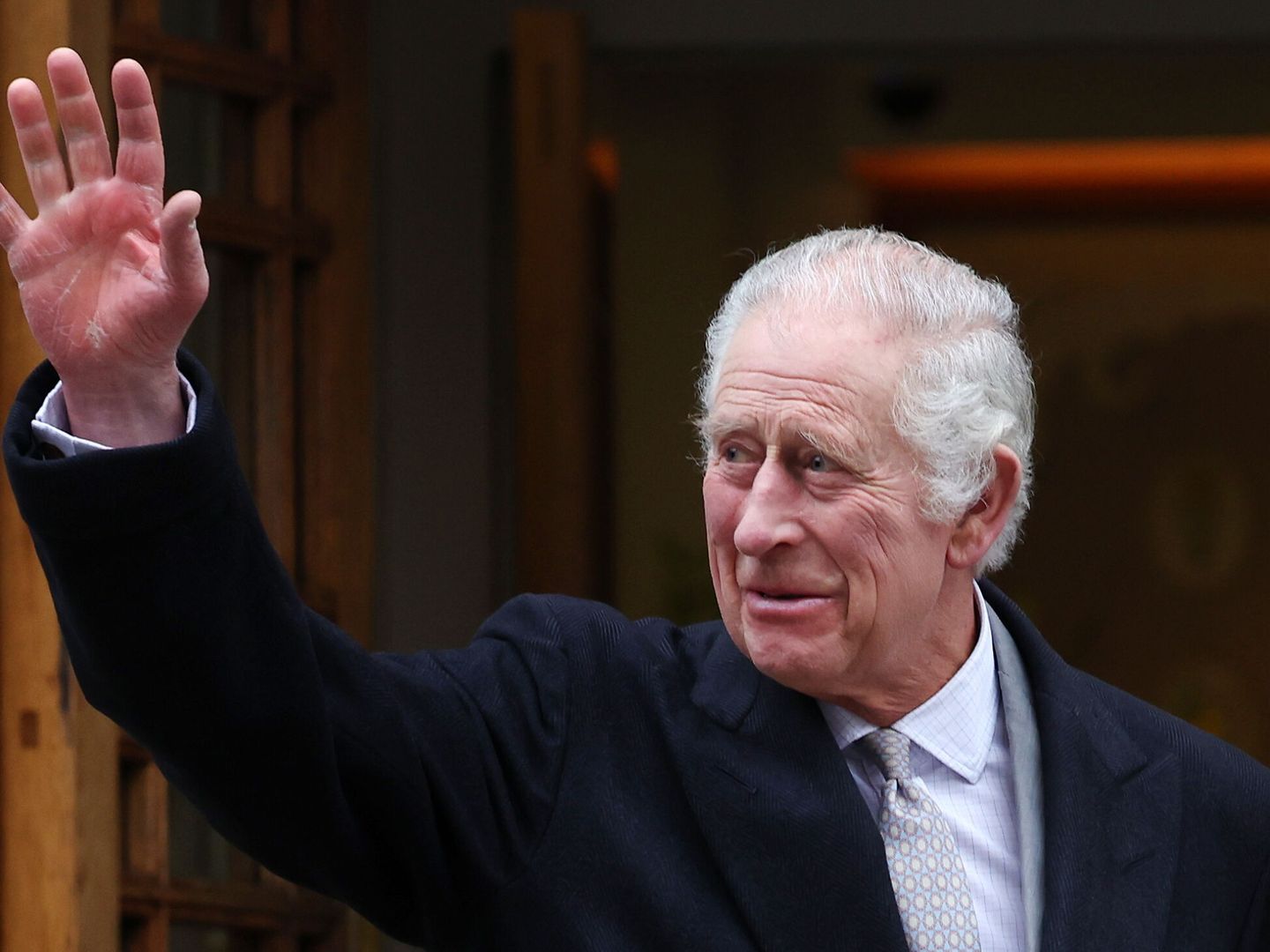 El rey Carlos III sale de la clínica de Londres. (EFE)