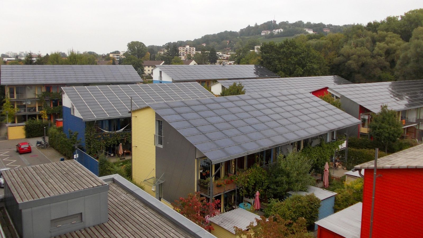 Foto: Viviendas sostenibles alimentadas mediante energía solar en un 'barrio ecológico' en Friburgo, Alemania. (Foto: Arnold Plesse / Wikipedia)