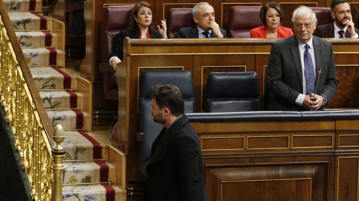 La escena de Borrell y Rufián escenifica la precariedad de la legislatura. (EFE)
