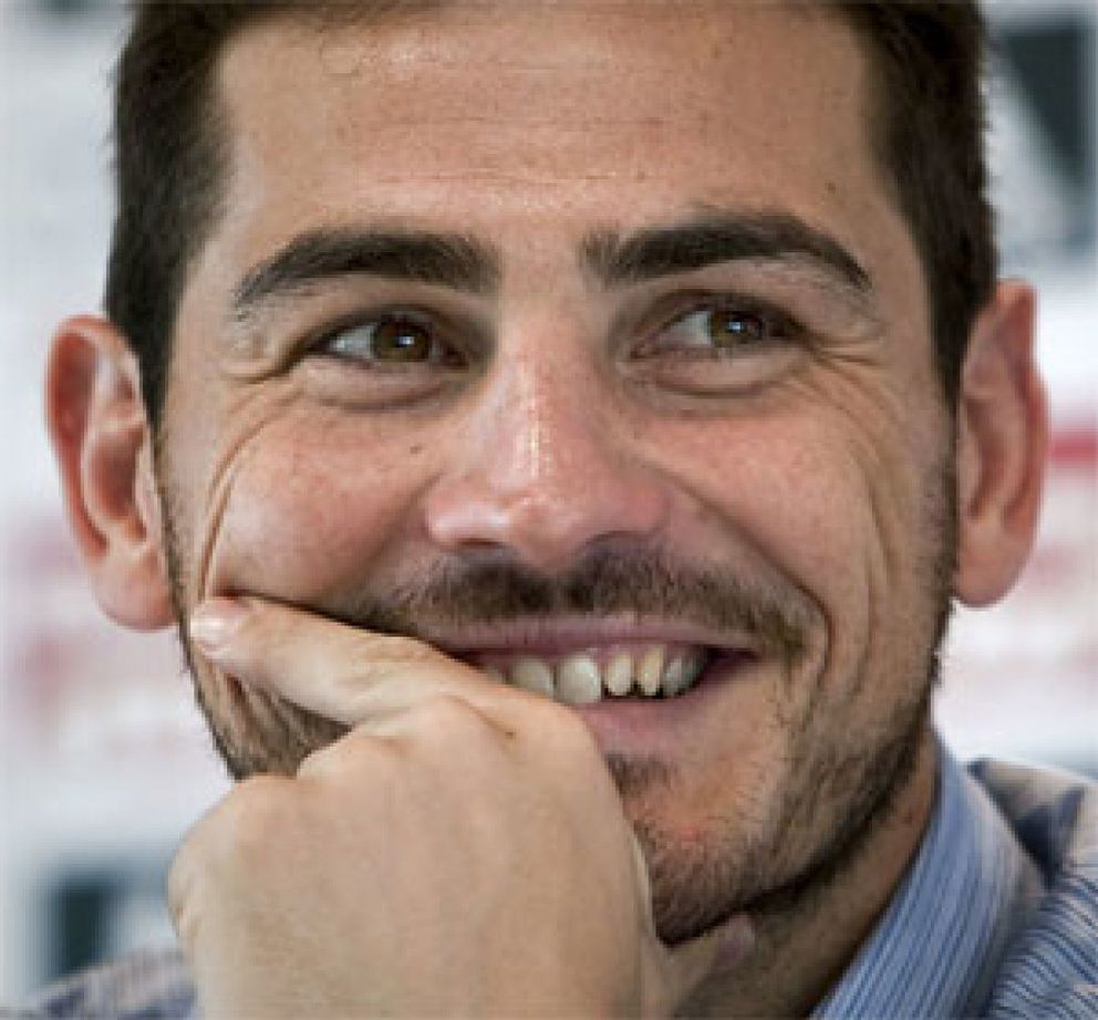 Foto: Casillas se divierte con una bella morena