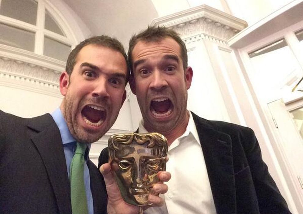 Foto: Los hermanos Tulleken, con el premio BAFTA que obtuvieron por su serie de televisión 'Operation Ouch'. 