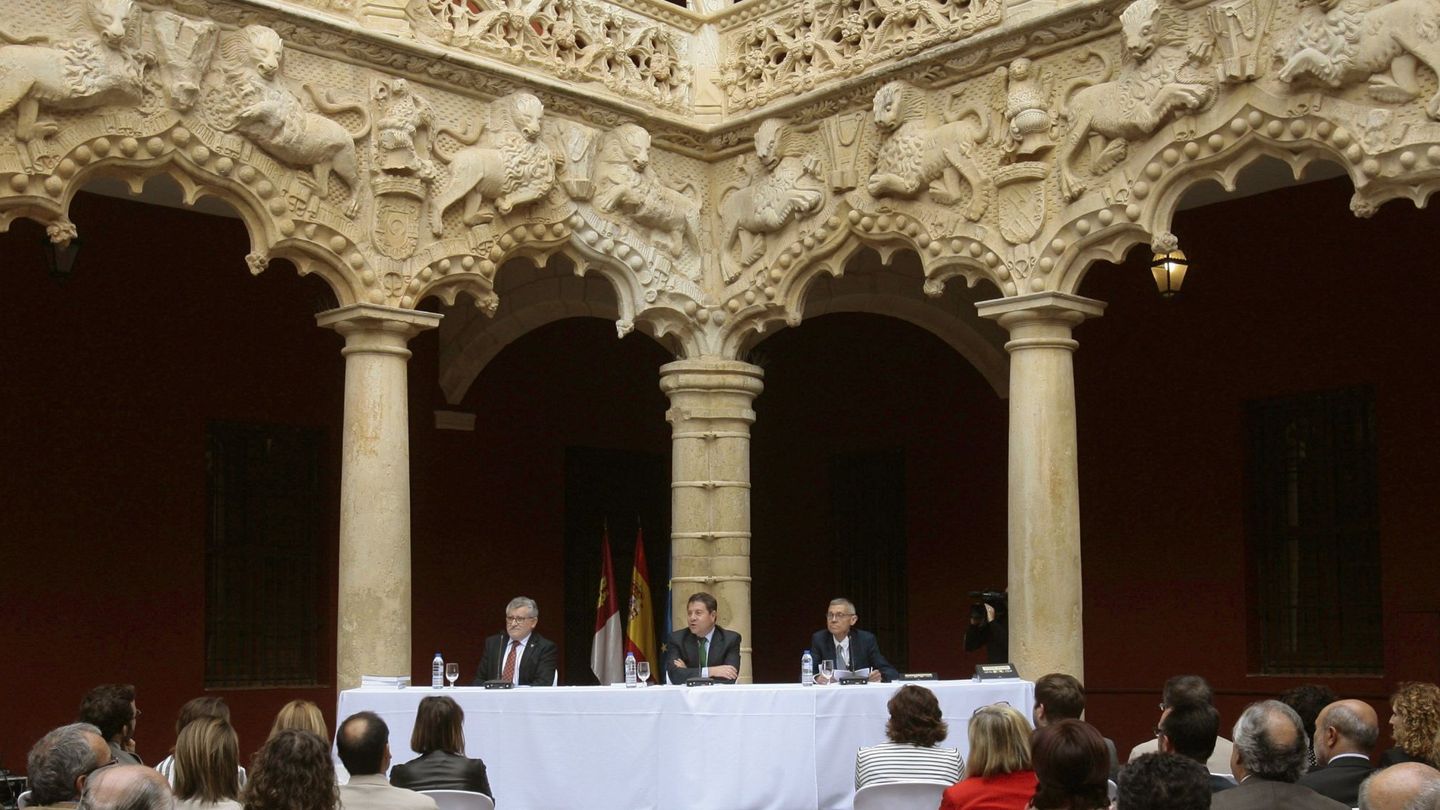 El presidente de Castilla-La Mancha, Emiliano García-Page, en el patio de los leones del Palacio del Infantado. (EFE/ Pepe Zamora)