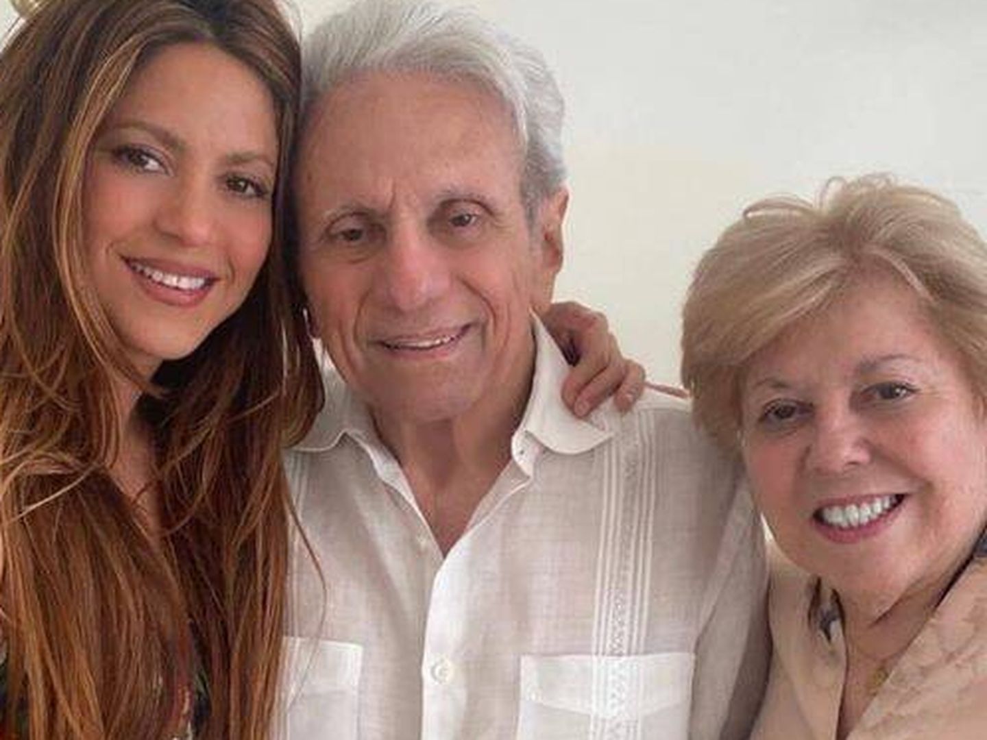  Shakira, junto a sus padres. (Instagram/@shakira)