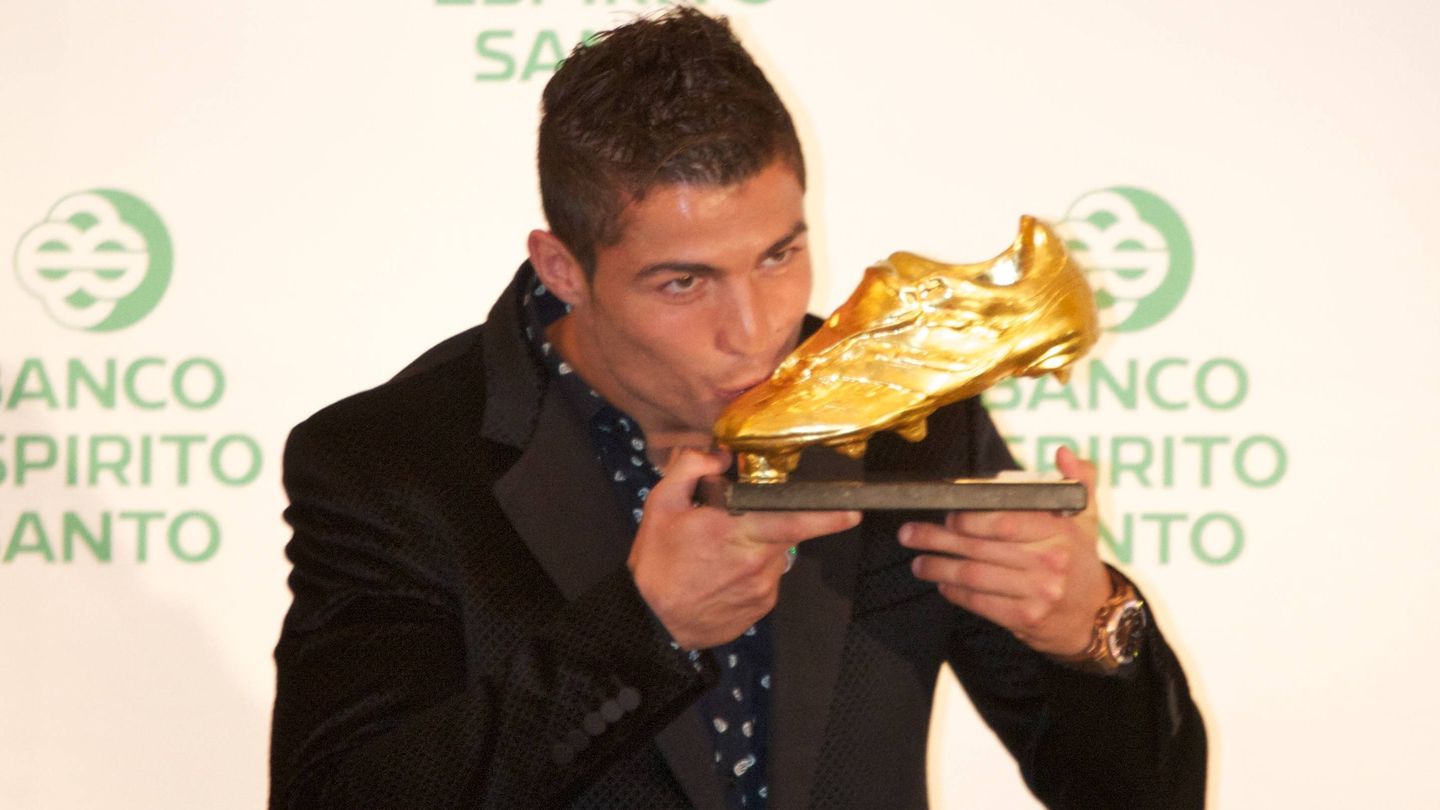 Cristiano Ronaldo besa la Bota de Oro del 2011.