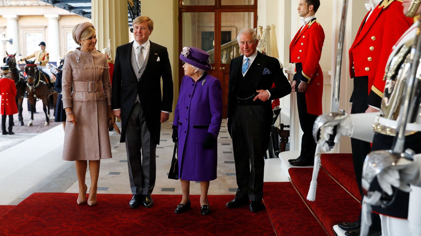 Los reyes de Holanda con Isabel II y el príncipe Carlos. (Reuters)