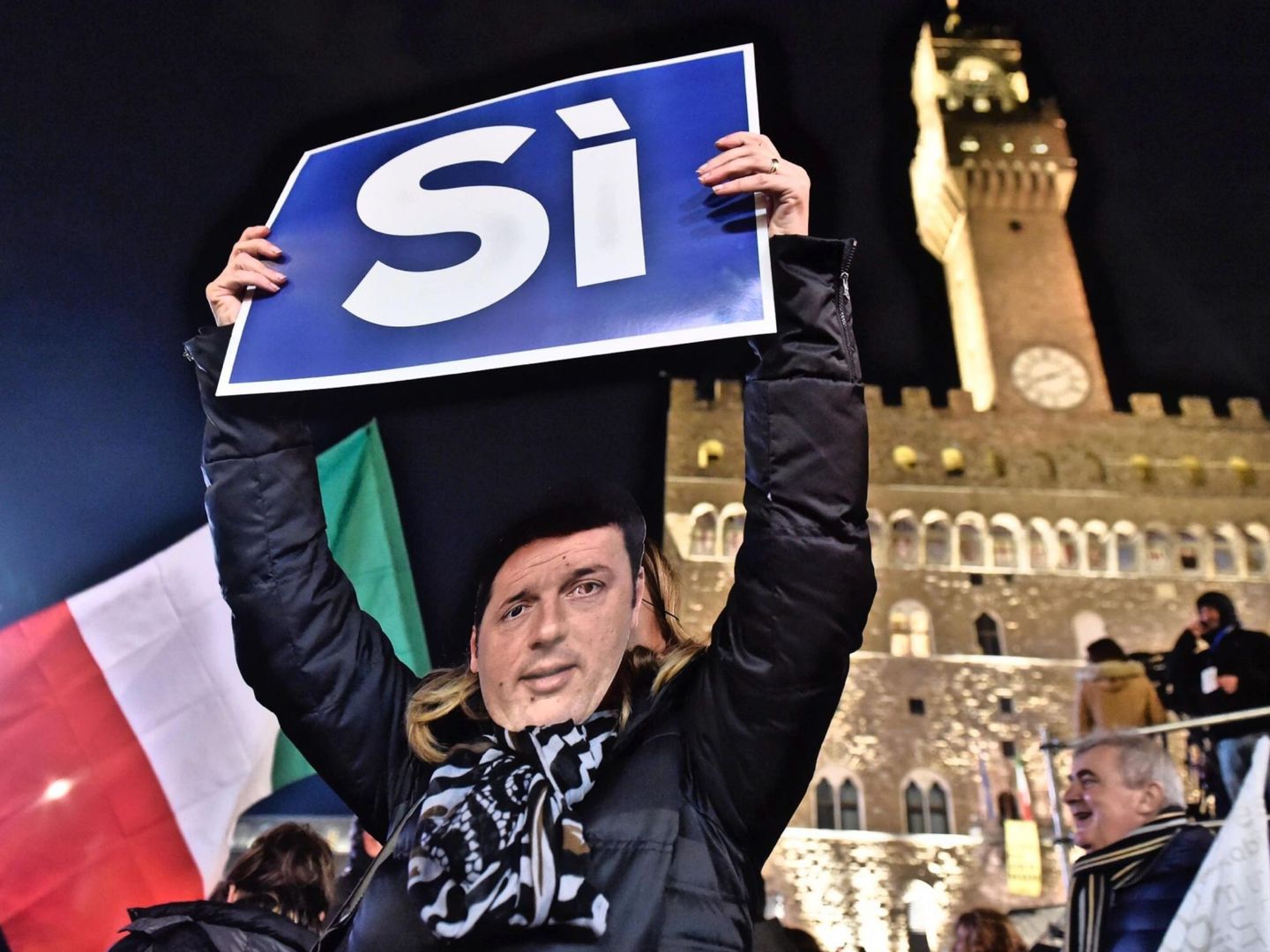 Una mujer con una máscara con el rostro de Renzi en Florencia, Italia. (EFE)