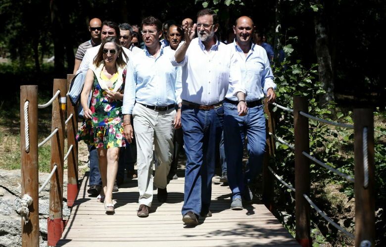 Rajoy, acompañado de Pastor y Feijóo, en Pontevedra. (Efe)