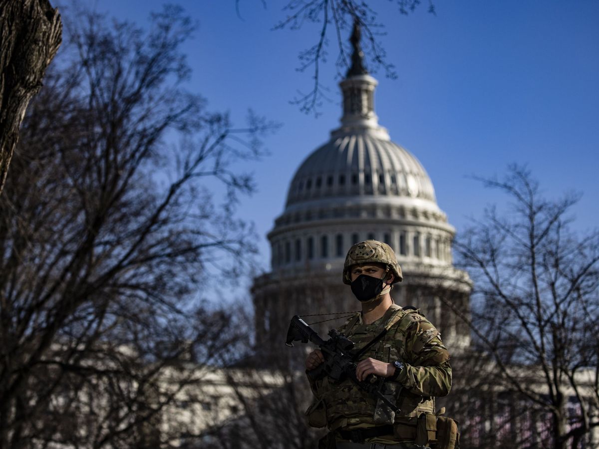 Foto: Un agente de la Guardia Nacional patrulla frente al Capitolio el pasado 13 de enero. (Foto: EFE)