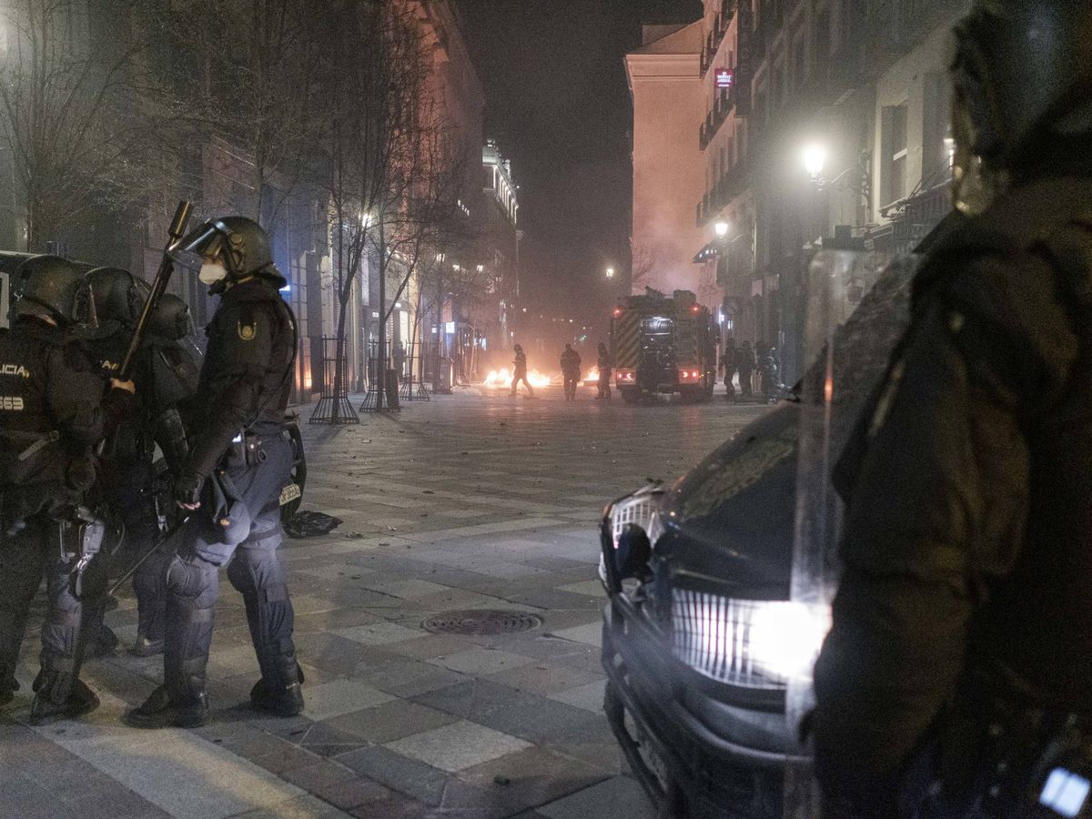 Foto: Agentes de la Policía el pasado 18 de febrero en los disturbios de Madrid. (Sergio Beleña)