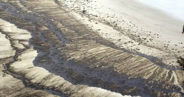 Foto: Imagen de una de las playas afectadas por el vertido del Prestige (REUTERS)