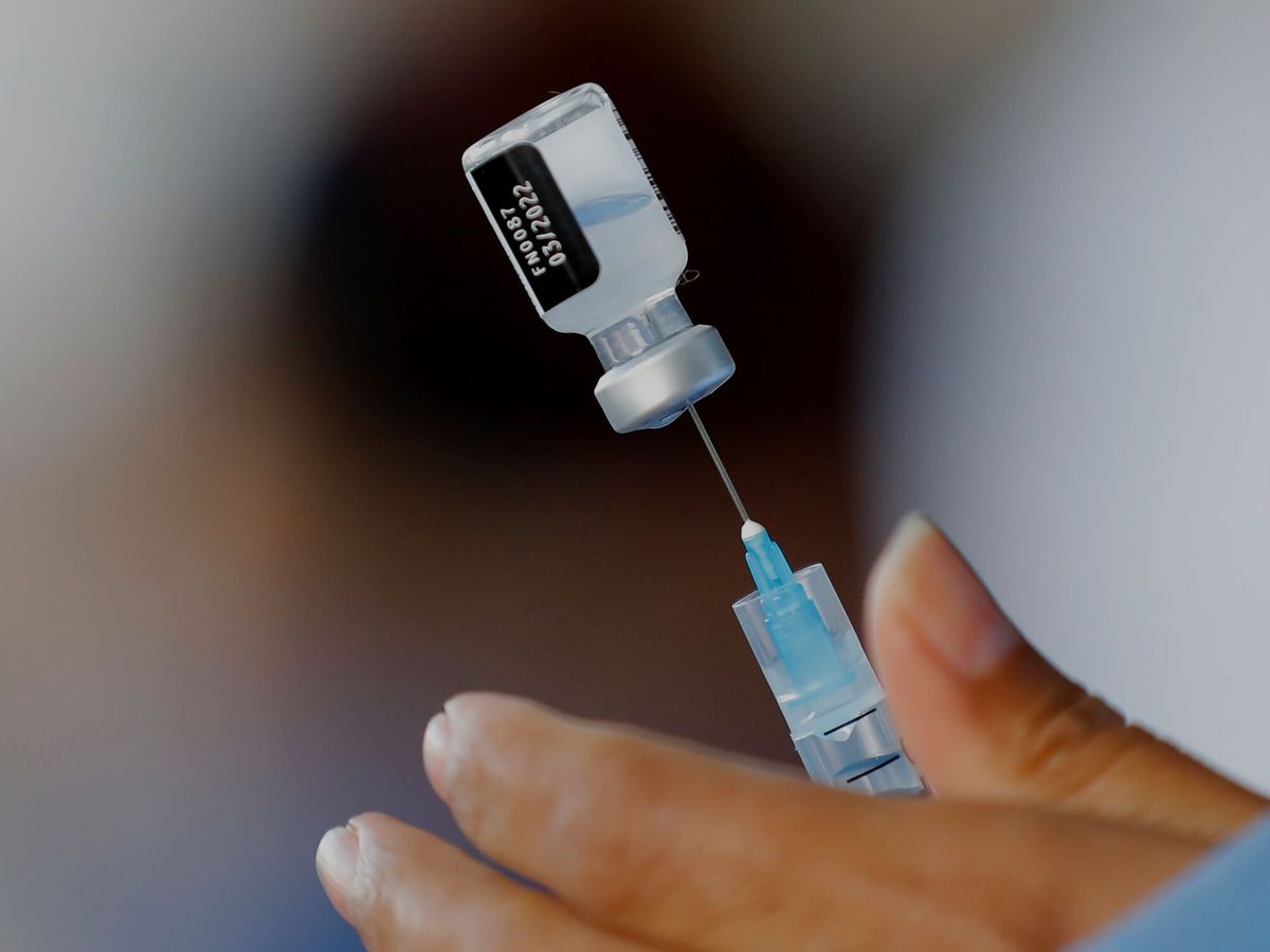 Foto: Una enfermera prepara una dosis de la vacuna contra la covid-19. (EFE/Gustavo Amador)