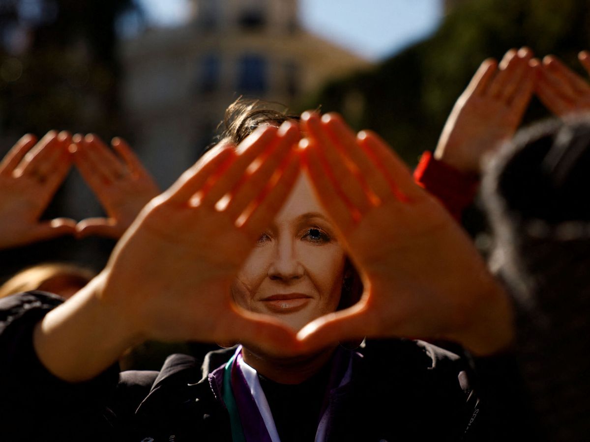 Foto: Una persona, con una careta de la escritora JK Rowling, protesta ante el Congreso en febrero pasado en contra de la aprobación de la ley trans. (Reuters/Susana Vera)