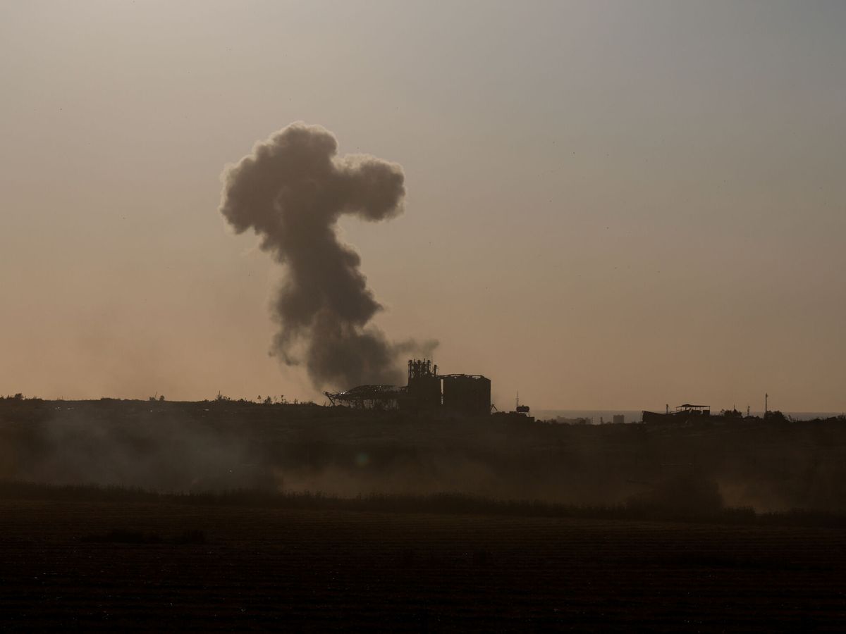 Foto: El humo se eleva en Gaza, mientras un tanque israelí maniobra cerca de la frontera entre Israel y Gaza. (Reuters/Amir Cohen)
