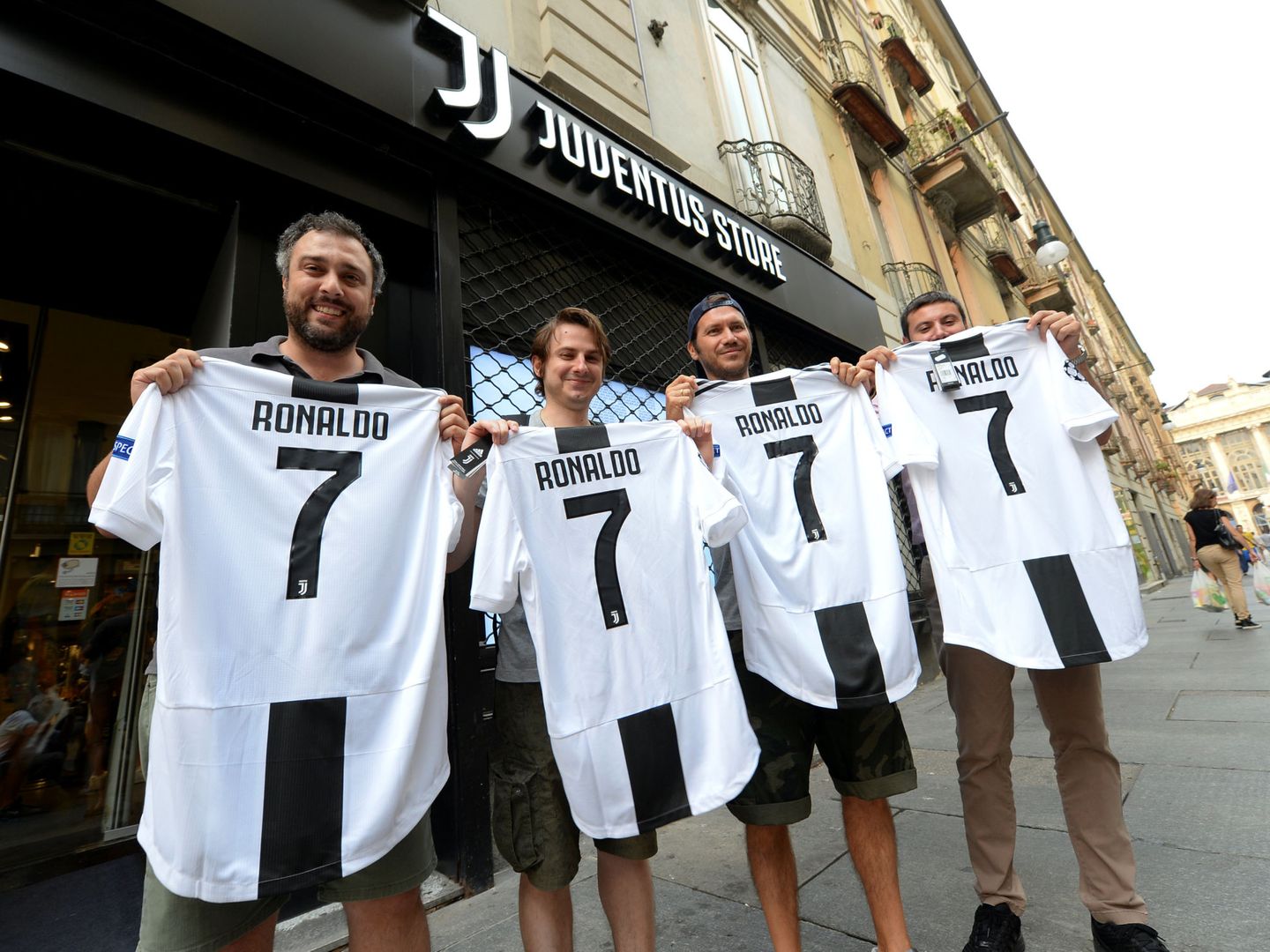 Aficionados de la Juve, con la camiseta que llevará Cristiano Ronaldo. (Reuters)