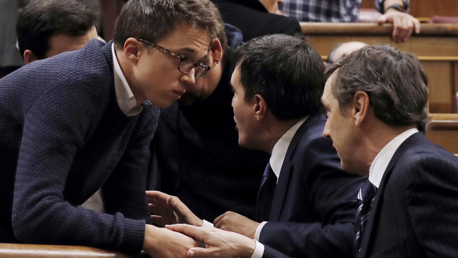 Foto: El portavoz de Podemos en el Congreso, Íñigo Errejón (i), conversa con el portavoz popular, Rafael Hernando (d), al inicio de la sesión de control al Ejecutivo que ha comenzado hoy con un minuto de silencio. (EFE)