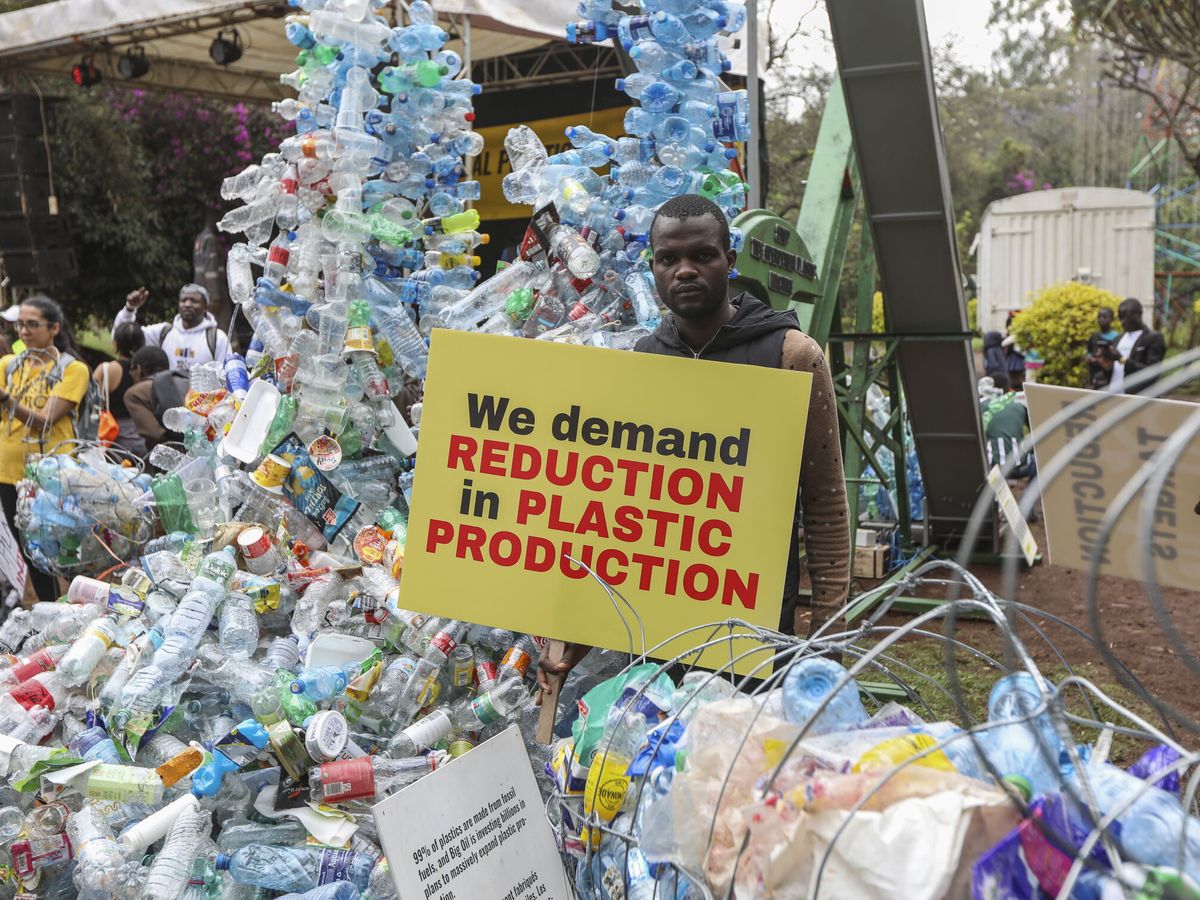 Foto: Protesta durante la reunión de Nairobi para la reducción del plástico. (EFE/Daniel Irungu)