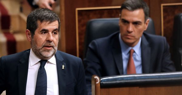 Foto: l presidente del Gobierno en funciones, Pedro Sánchez (d), y el diputado electo en prisión preventiva de JuntsxCat Jordi Sánchez. (EFE)
