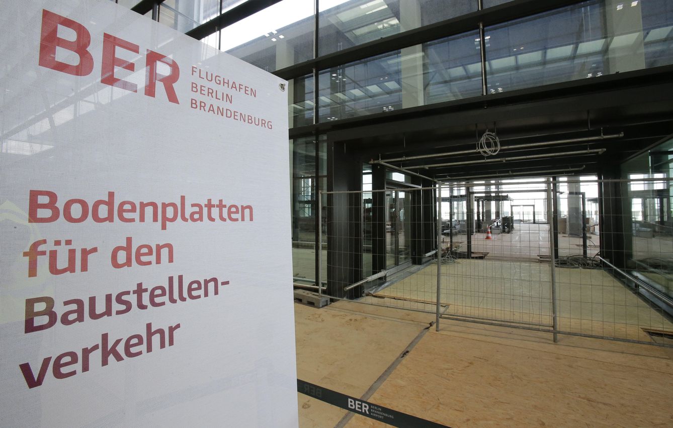 Una señal en la principal terminal del futuro aeródromo de Berlín, denominado Willy Brandt, el 6 de mayo de 2015 (Reuters).